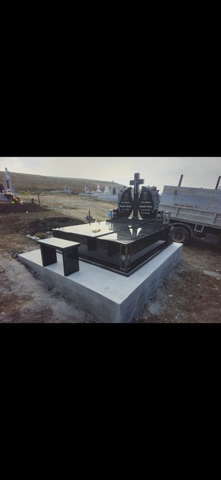 Monumente funerare