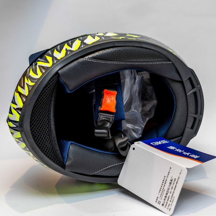 Каска за мотор пистов , скутер , ел. тротинетка др. ( Размер M 57-58 )