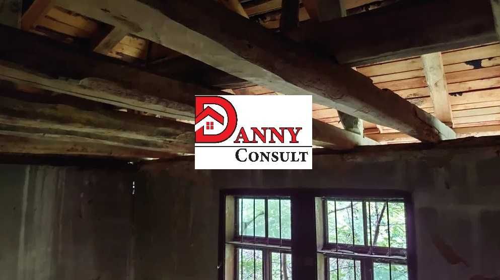 Стара къща с двор в с. Врабците