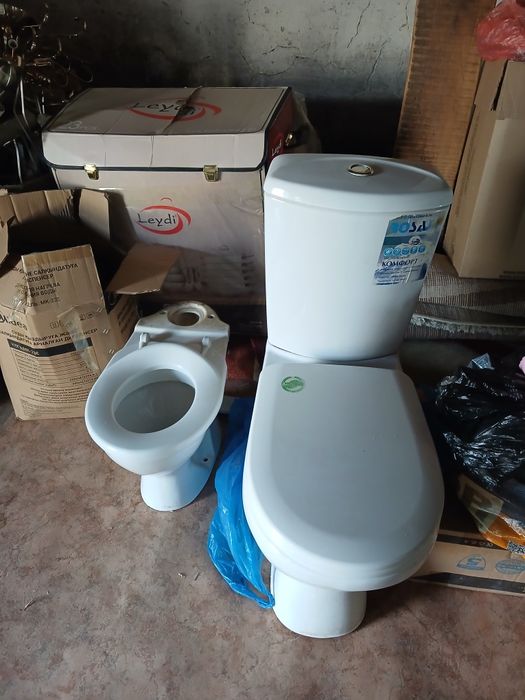 Продаются два унитаза