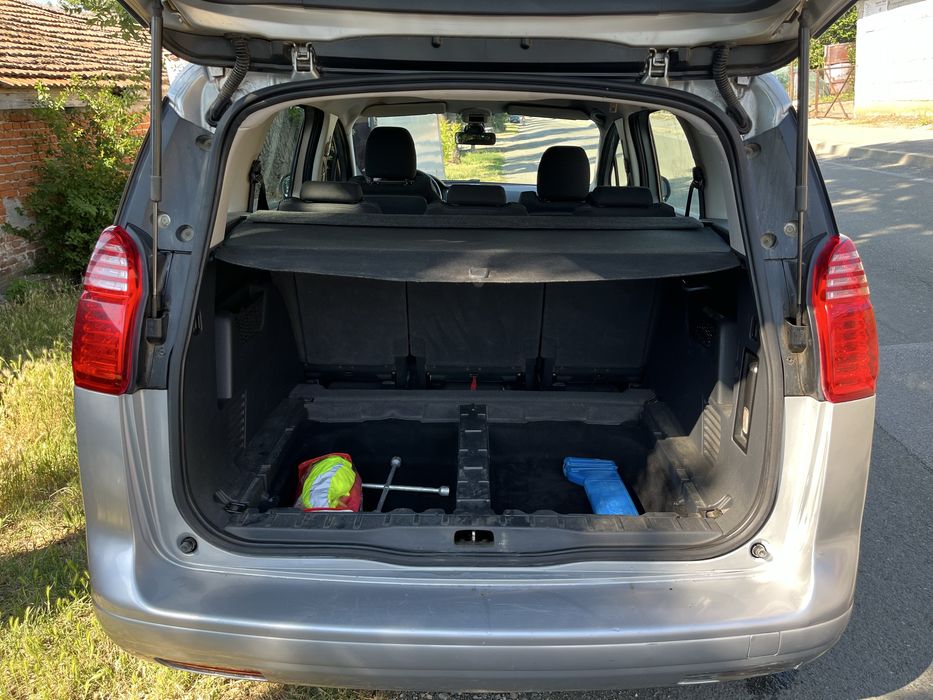 Продавам Peugeot 5008 1.6 HDI