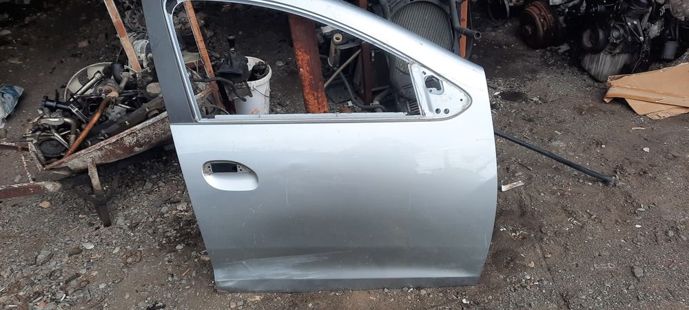 Предна дясна врата за дачия сандеро две