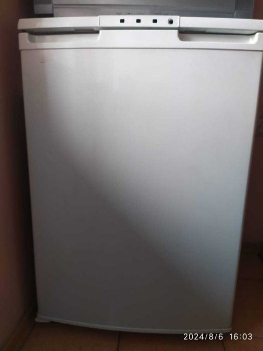 Холодильники, стиральная машина, телевизор, ковер.