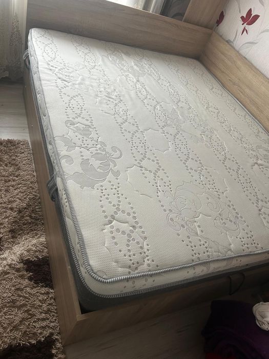 Saltea de pat 160×200 aproape nouă