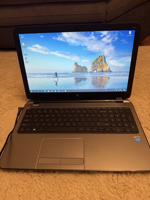 Laptop HP 250 G3 – funcțional (doar conectat la priză)