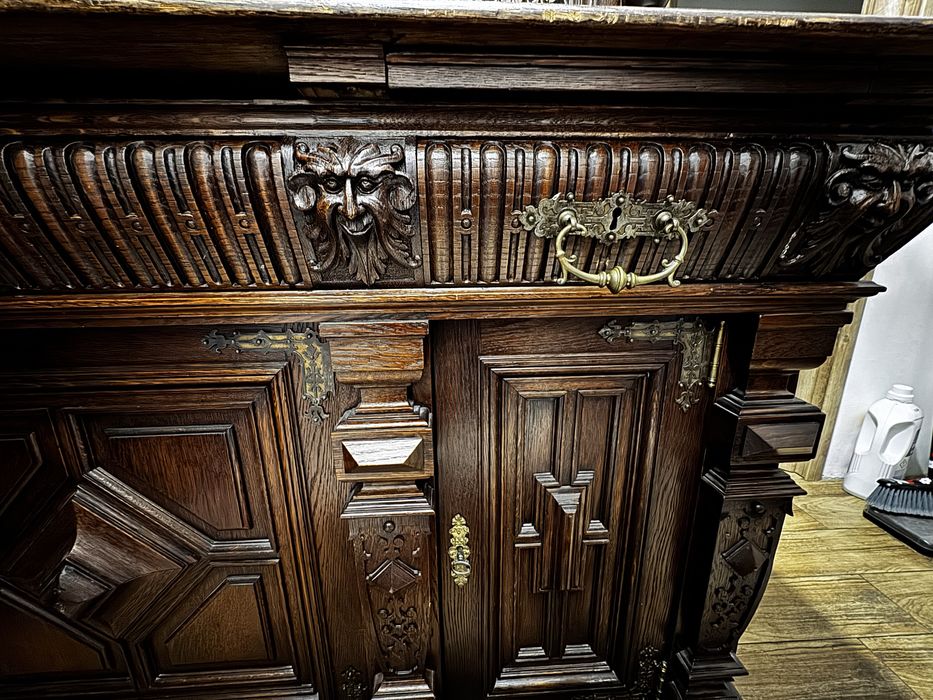Bufet vechi din lemn masiv, sculptat manual  stil clasic vintage