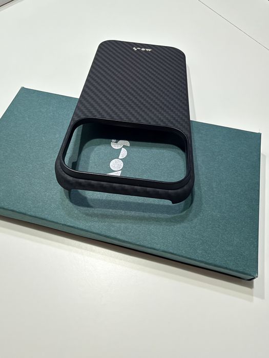 Husa Fibra Carbon Iphone 17 pro MOUS