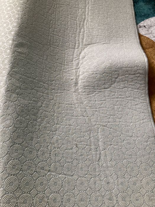 Модерен килим в много добро състаяние ,многа лек