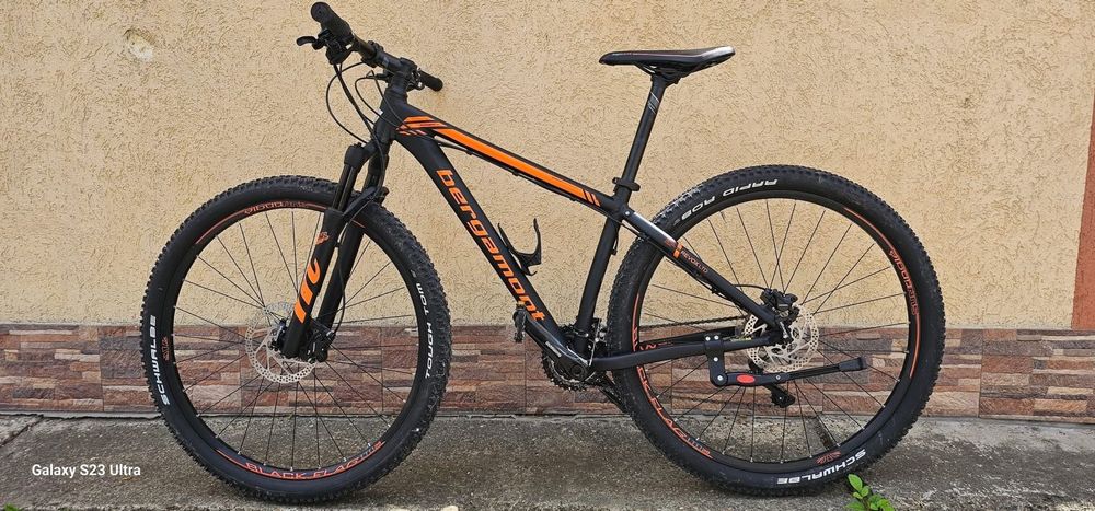 Vand bicicleta in stare aproape noua