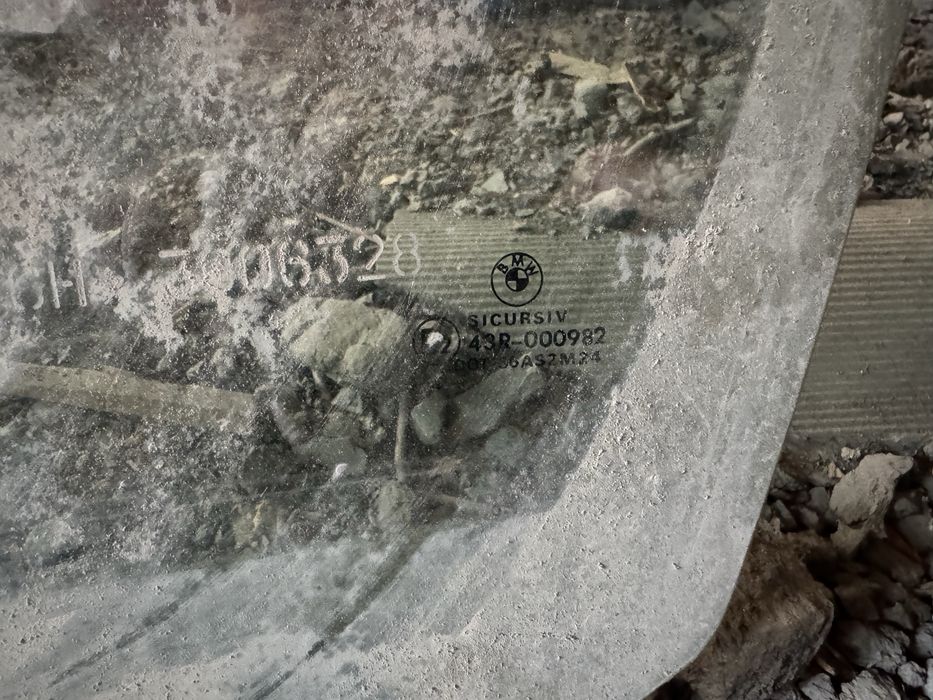 Продам дверные стекла бмв е39