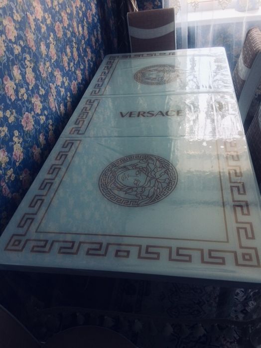 Стол в гостиную