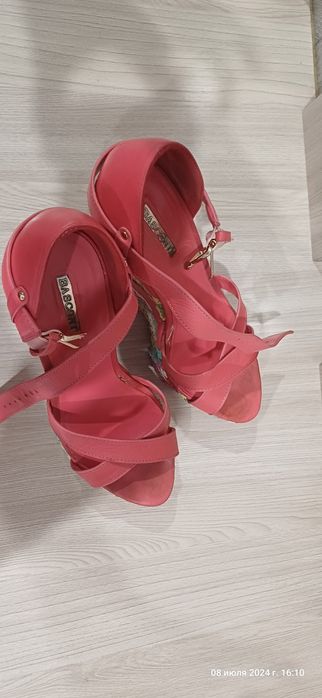 Отдам даром босоножки