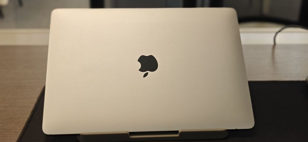 MacBook Pro 13” 2016 i5 / 8GB / SSD 256GB / baterie 94% – 191 cicluri