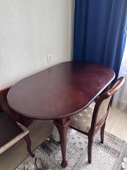 Продам обеденный стол со стульями (6 шт)