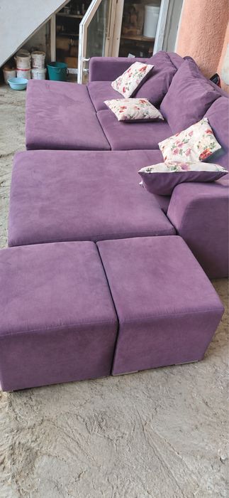 Vand canapea extensibila tip coltar mov foarte confortabila 3mx2m 1700 lei+2 scaune tabureti 350 lei+2 scaune reglabile 500 lei+masa cafea wpc 250