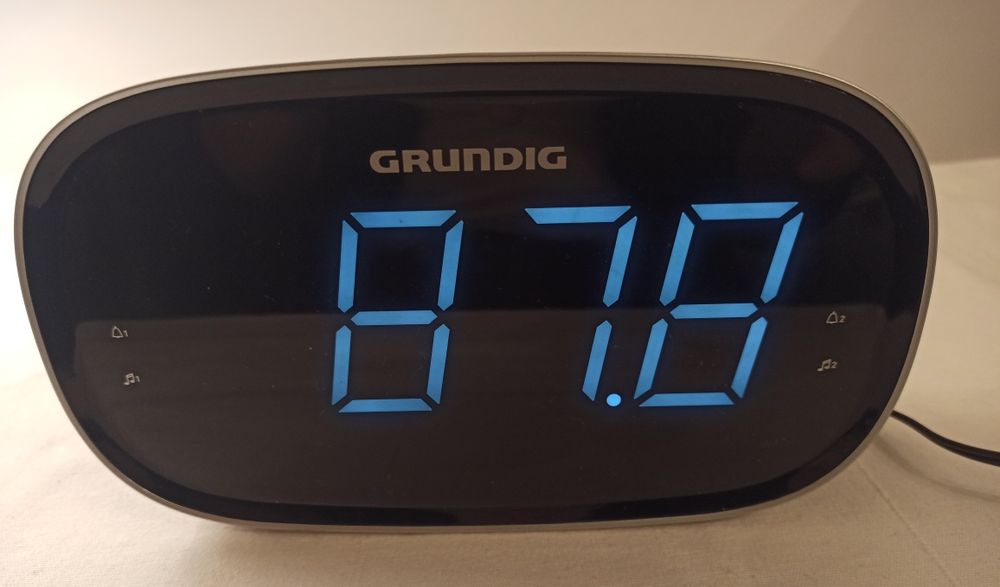 Grundig - Radio FM digital auto stop, Ceas, Alarmă, mufă USB