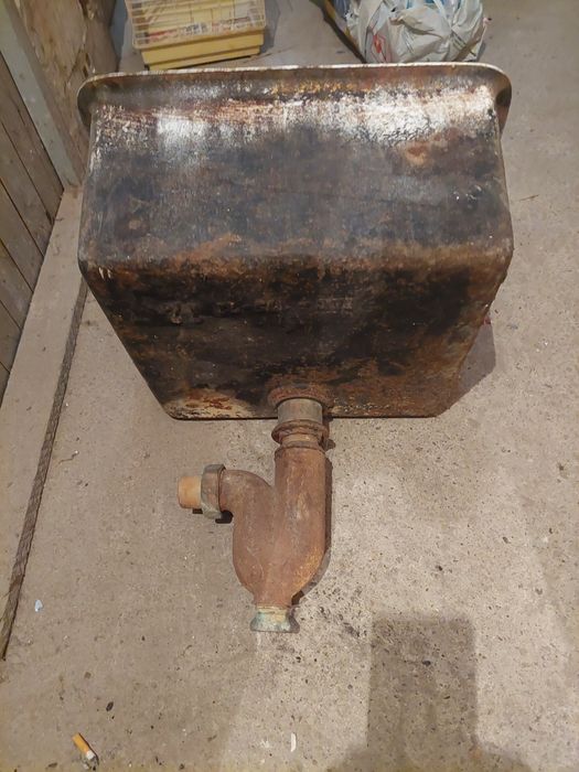 Чогунена мивка със сифон