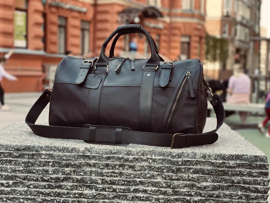 Geantă de voiaj din piele. Geantă de călătorie din piele naturală și konvas. Travel bag. Duffel Bag