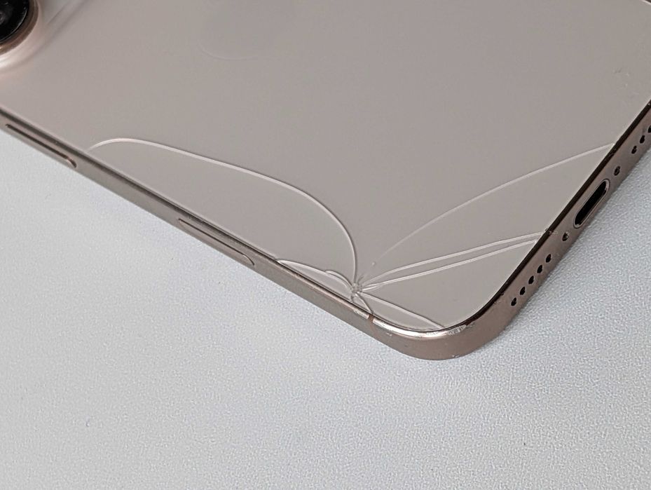 iPhone 16 pro Desert Titanium 256 GB 93% Battery