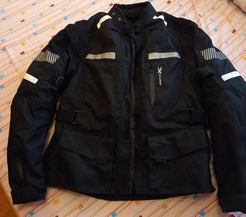 Vând geaca pentru motociclist