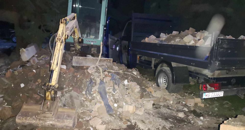 Execut lucrări cu mini-excavator și basculantă