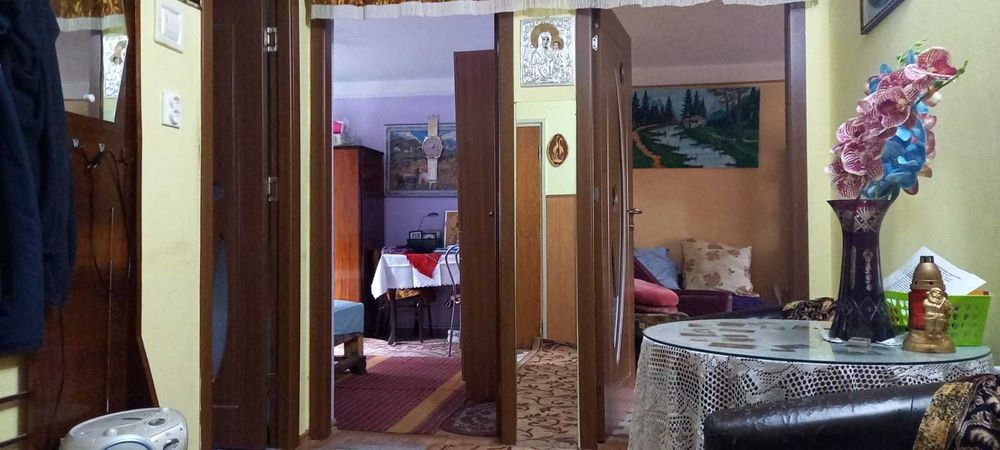Proprietar vinde apartament cu 2 camere decomandate, etaj 1 din 4, str Banca Natională, BC, 51 mp, an 1974