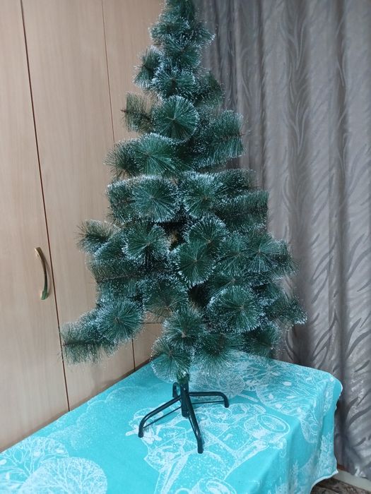Продам елку искусственную