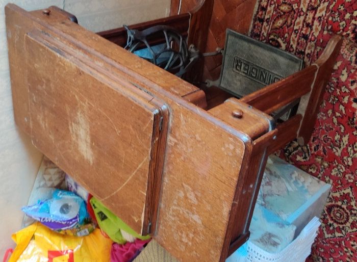 SINGER изключително запазена крачна шевна машина.