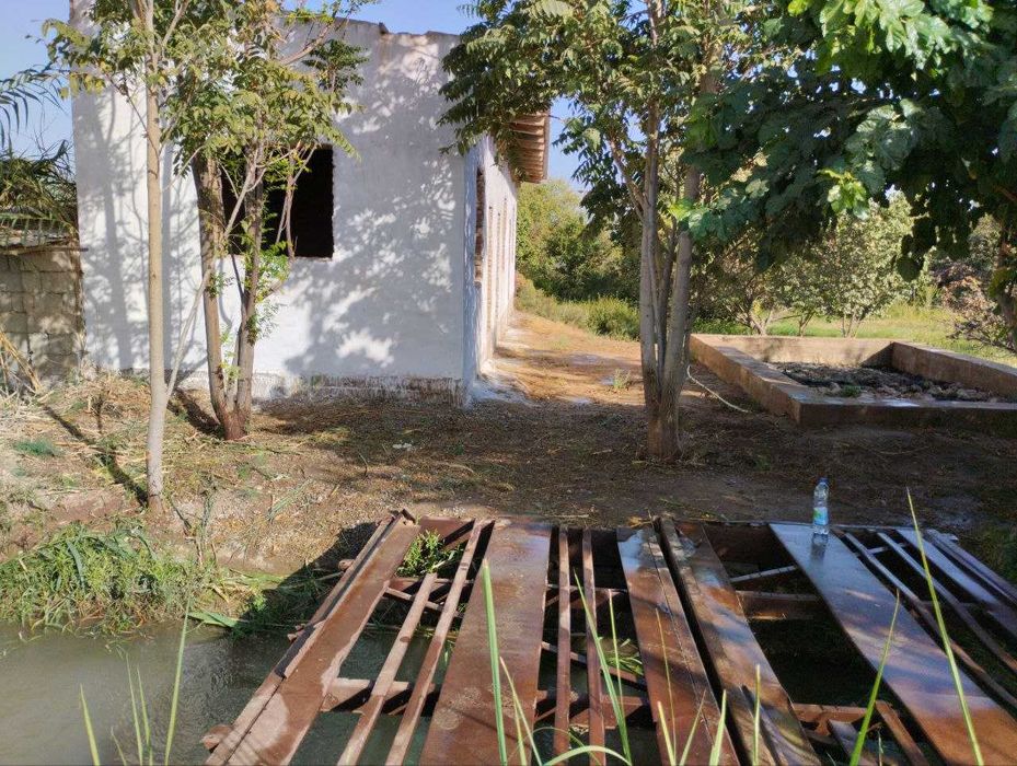 Hovli sotiladi 7 sotix.