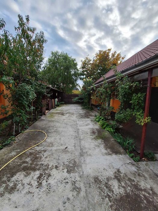 Casa cu doua corpuri in Sepreus. Curte betonata, renovate cu apa trasa, bai in ambele corpuri.