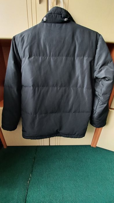 Зимно черно яке.