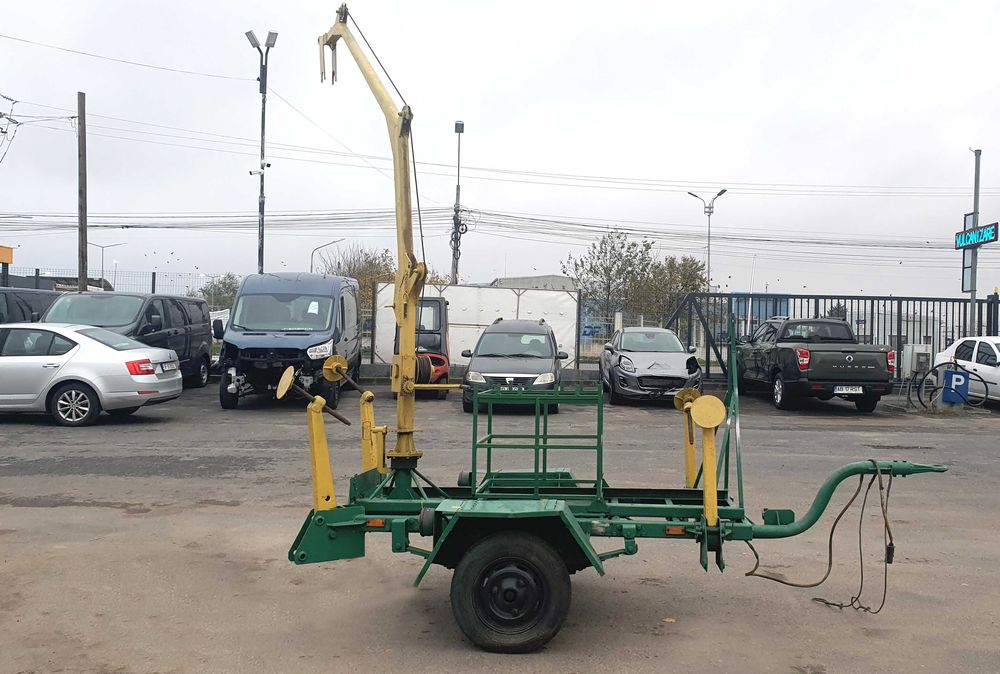 Remorca 750 kg dotata cu macara, vinci pentru ridicare, stabilizatori
