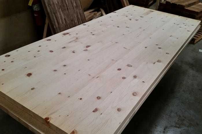 Firma Vindem Blat din lemn masiv de pin pentru bucatarii sau mese.