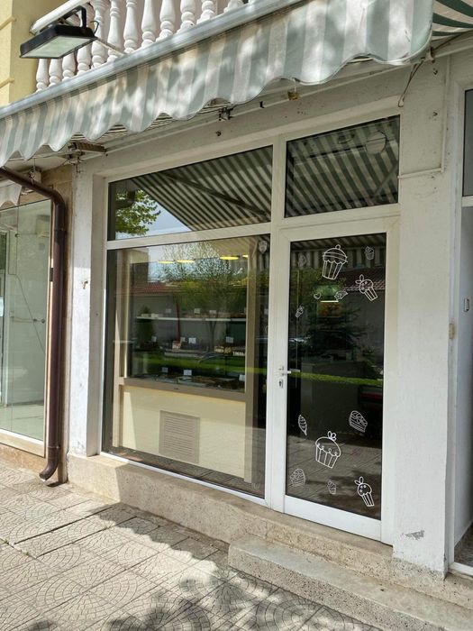 Сладкарска витрина за торти