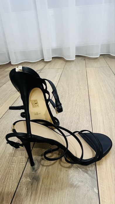 Босоножки бренд GUESS