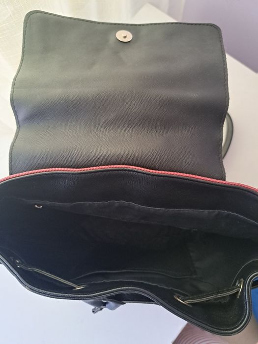 Тъмно червена раница