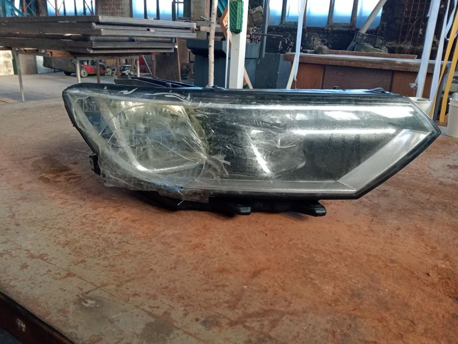 Vând far dreapta passat b8