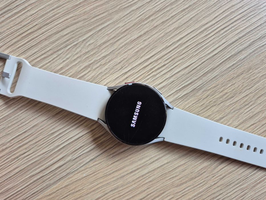 Samsung Galaxy Watch 4 (40mm, Сребрист) с бяла каишка – ЗАБЕЛЕЖКИ по дисплея