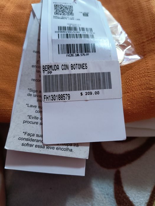 Vând pantaloni scurți originali