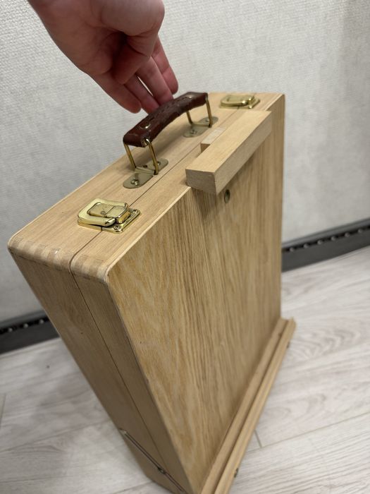 Мольберт для холста, чемодан