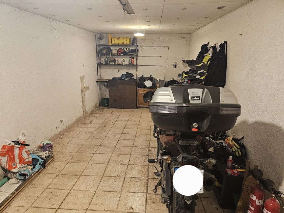 Дава се под наем Гараж / Паркомясто в Варна, Цветен квартал - 19 кв.м за 149.43 € - Снимка #1