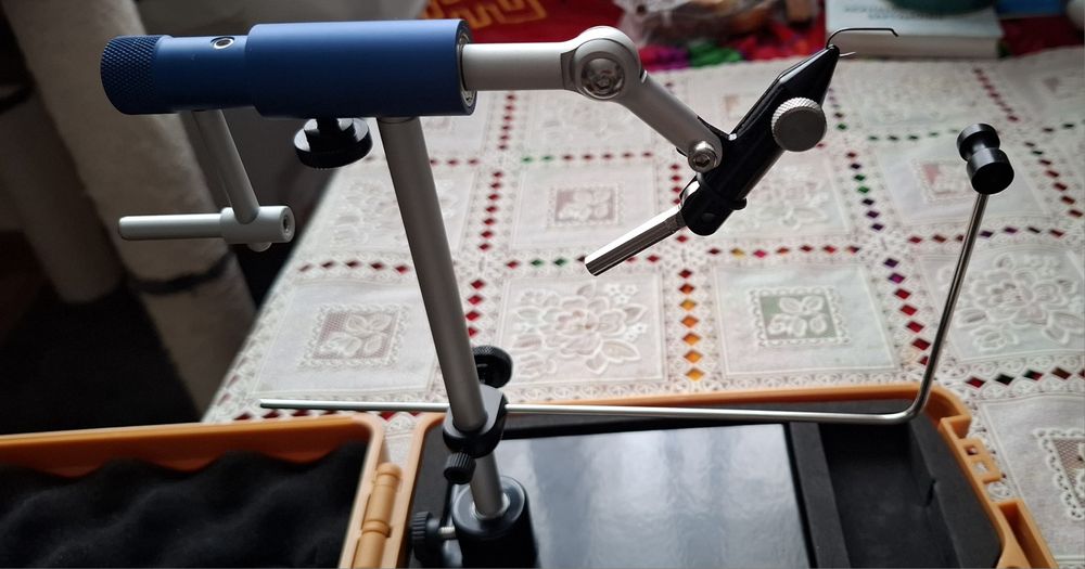 Menghină muște artificiale