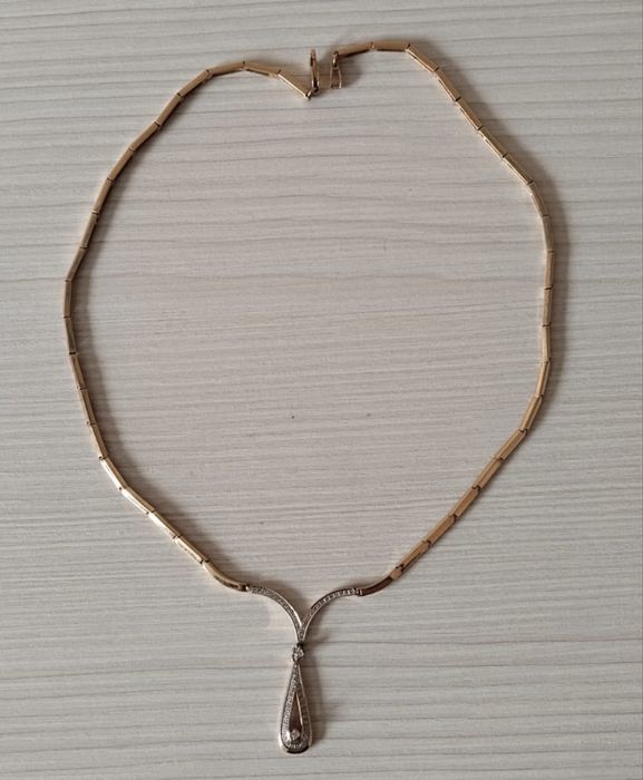 Золотое колье с бриллиантами