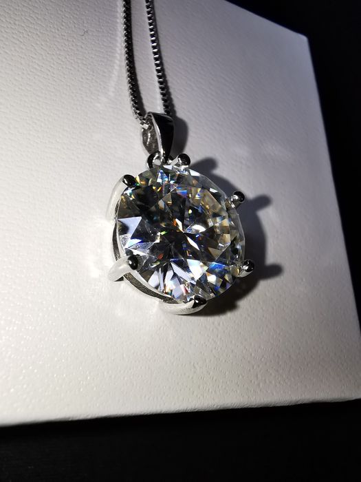 Сребърнo Колие 925 с Платинено покритие и камък Мойсанит - 4 карата!