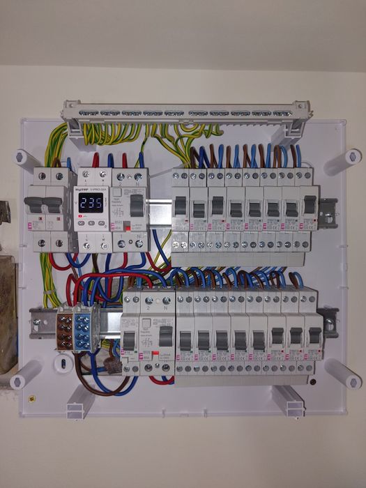 Electrician autorizat București montaj prize lustre tablou siguranțe