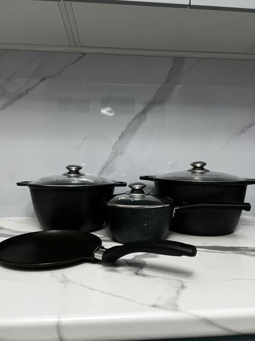 Набор кастрюль и блинница