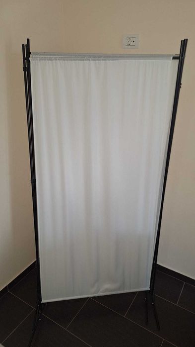 Paravan cu 3 separatoare, ca si nou .  L/H=240/180