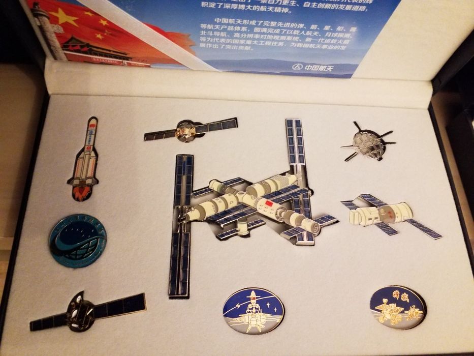 Продам значки на тему космоса