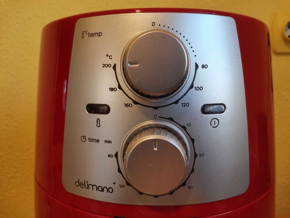 Продавам фритюрник Delimano Air Fryer Pro Red с обем от 3,5 L