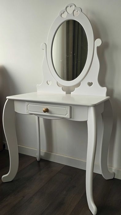 Столик туалетный